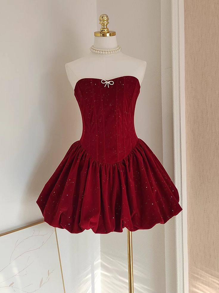 Süßes A-Linien-Kleid mit trägerlosem, burgunderfarbenem Samt und Rüschen, Y7972