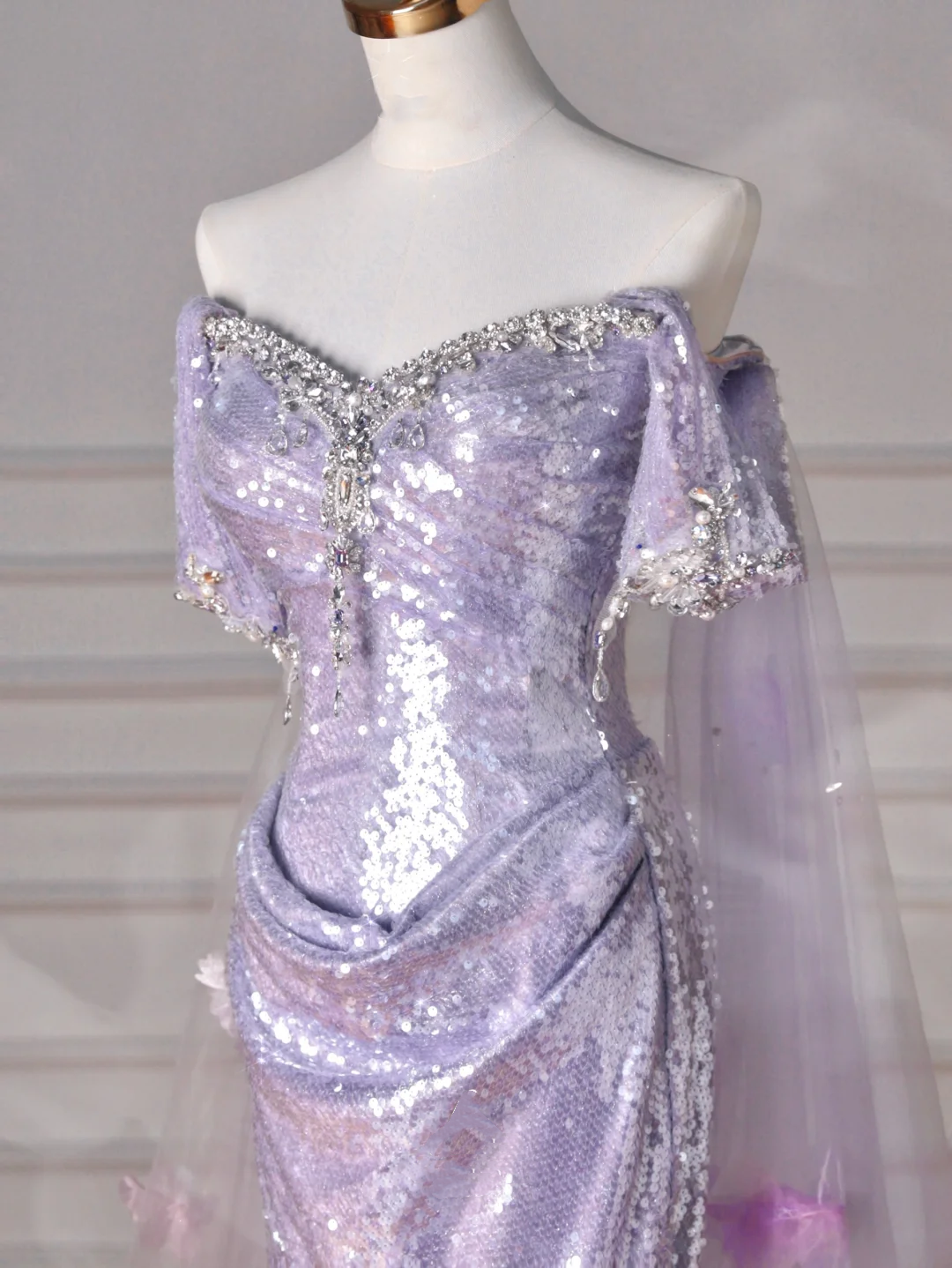 Vestido de noche con abertura y corte sirena, de tul con cuentas y lentejuelas color lila brillante, hombros descubiertos, apliques de tul, vestido de fiesta Y8632