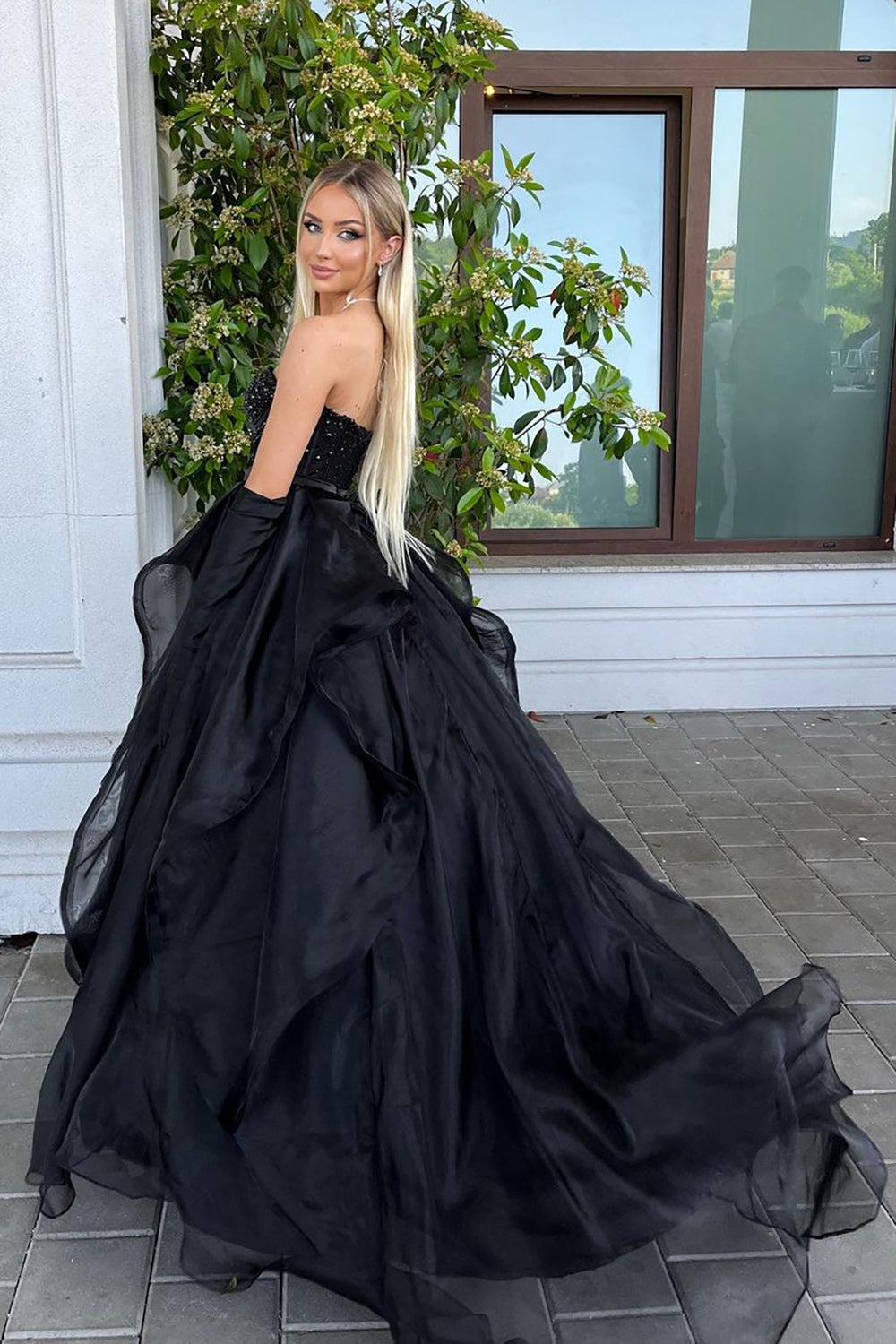 Qiara | Vestido de fiesta largo negro con escote en forma de corazón y cuentas