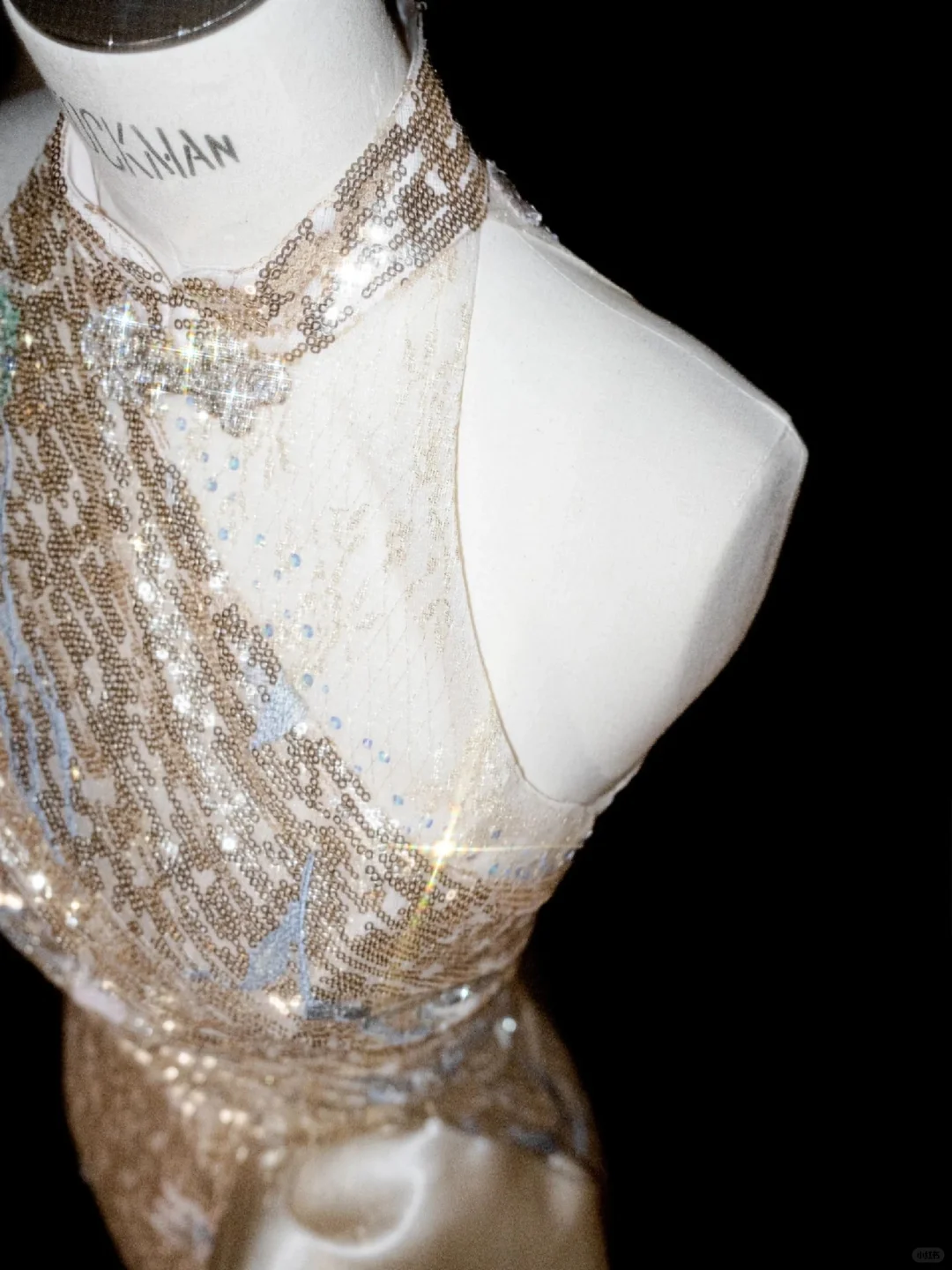 Vestido de fiesta largo con cuello halter y lentejuelas doradas y champán brillante Y8653