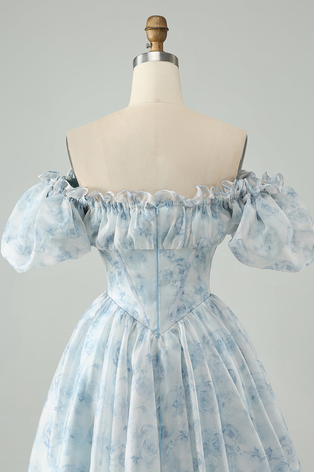 Hermoso vestido de fiesta corto verde claro con escote cuadrado, floral y volantes