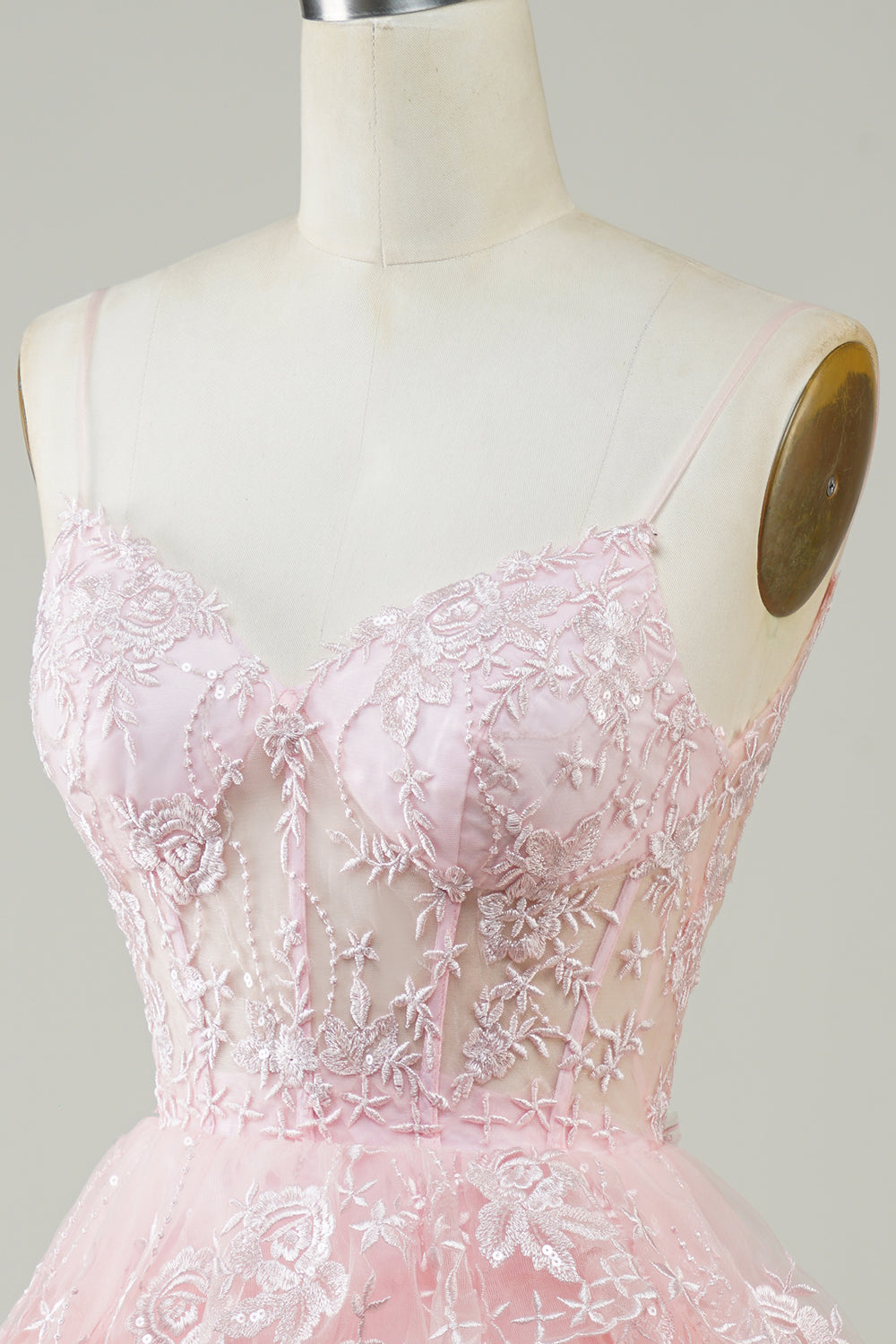 Lindo vestido negro de fiesta corto con corsé escalonado, lentejuelas brillantes y corte en A