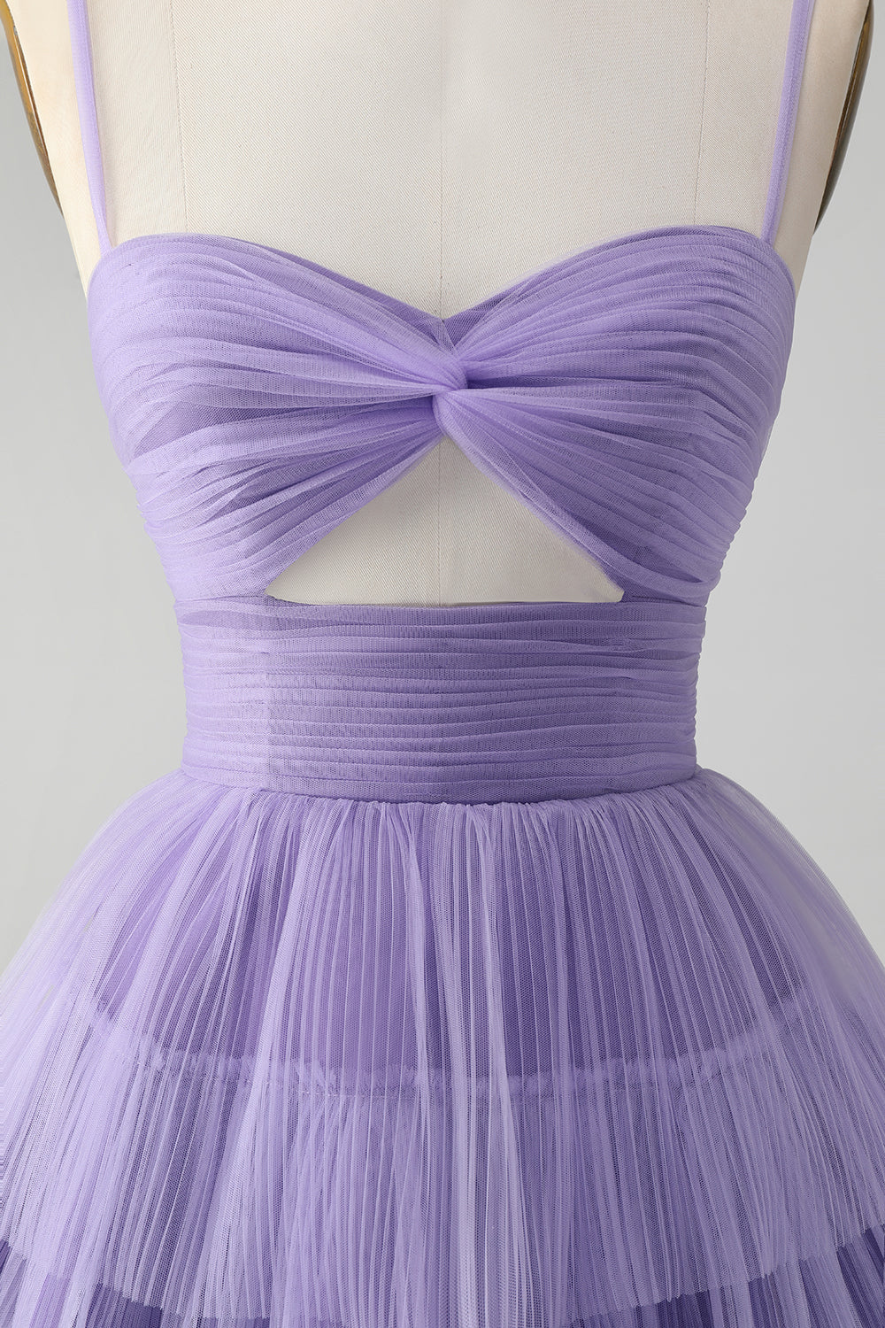 Hermoso vestido morado de fiesta con tirantes finos, corto, escalonado y calado.