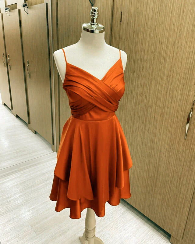 Kurzes Cocktailkleid aus Satin in gebranntem Orange mit V-Ausschnitt, halbformelles Kleid, Heimkehrkleid Y1457