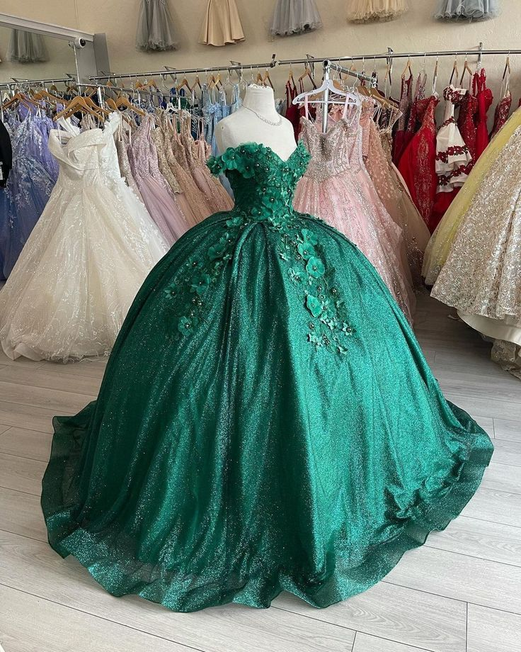 Vestido de fiesta verde con hombros descubiertos y flores para quinceañeras Y4436