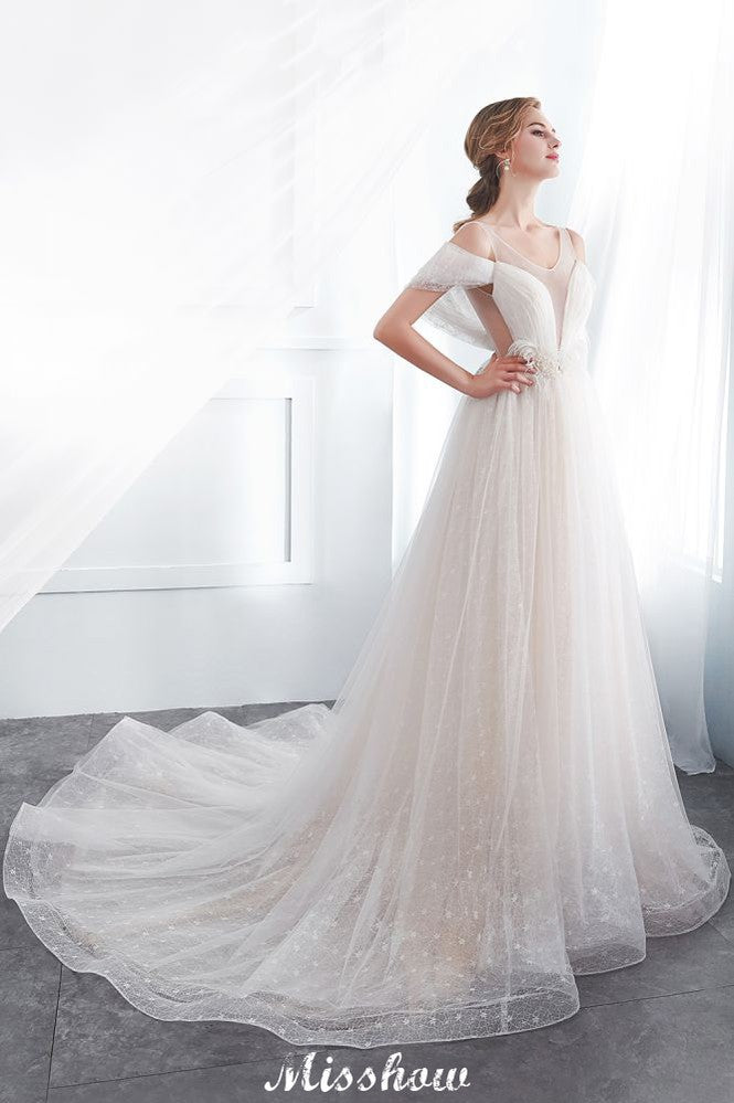 Vestido de novia color marfil con encaje, sin mangas y largo hasta el suelo