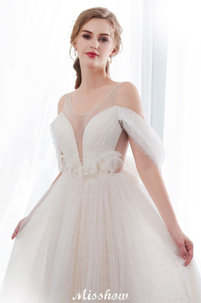 Vestido de novia color marfil con encaje, sin mangas y largo hasta el suelo