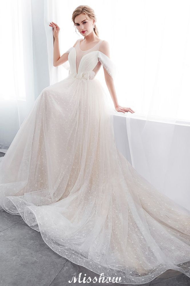 Vestido de novia color marfil con encaje, sin mangas y largo hasta el suelo
