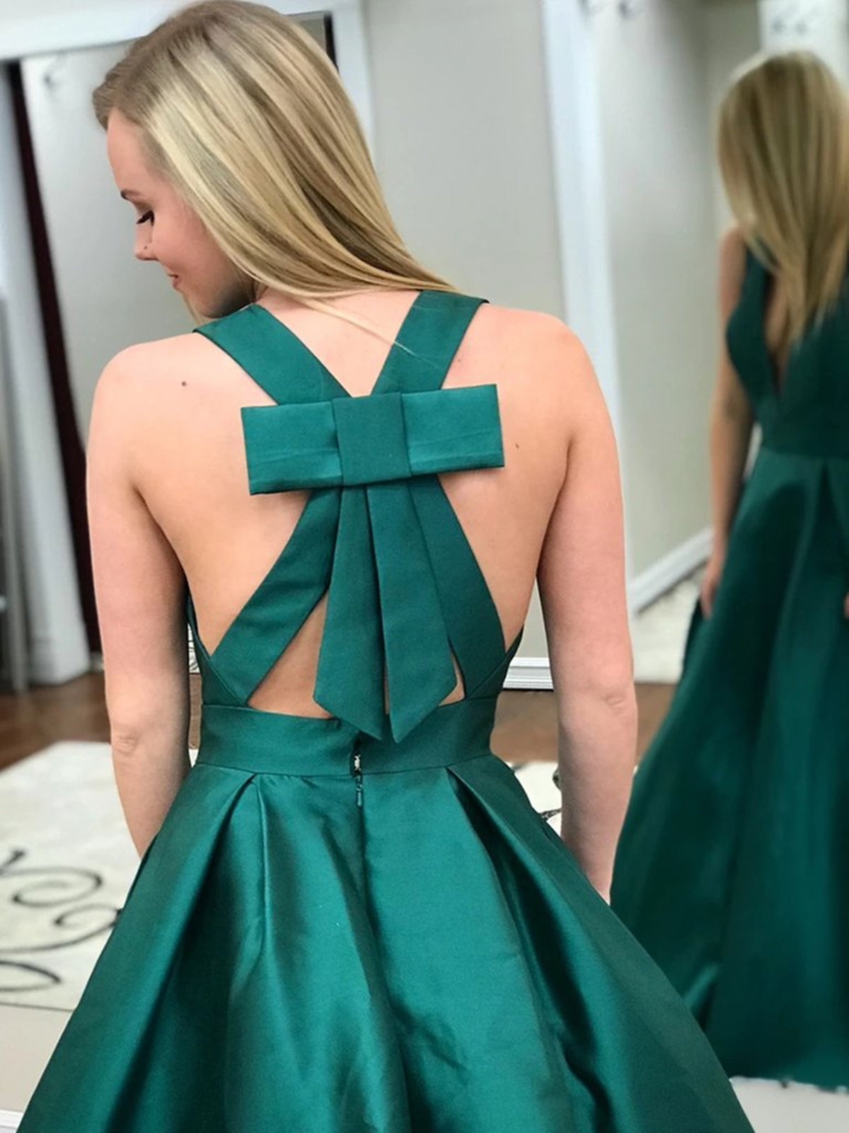 A-Linie V-Ausschnitt Offener Rücken Satin Lange Ballkleider mit Tasche Grün Formelle Abendkleider
