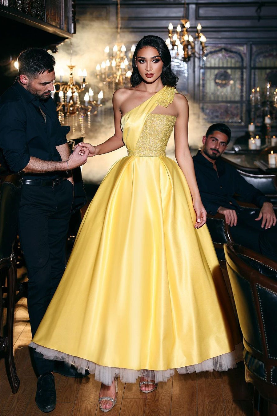 A-Linien-Ballkleid in Gelb mit One-Shoulder-Träger und Pailletten