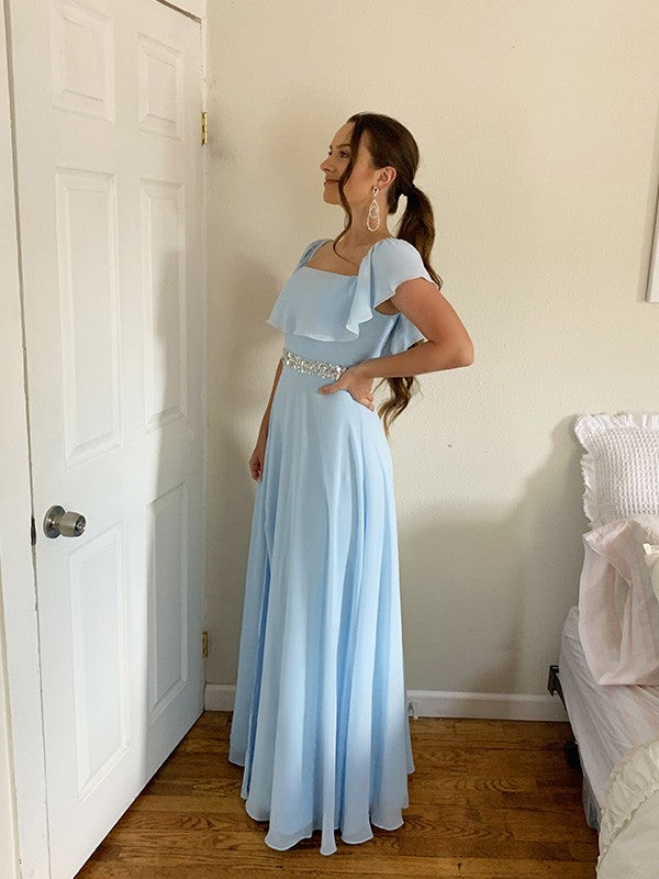Elegante vestido de fiesta de gasa con hombros descubiertos, cuentas y sin mangas hasta el suelo