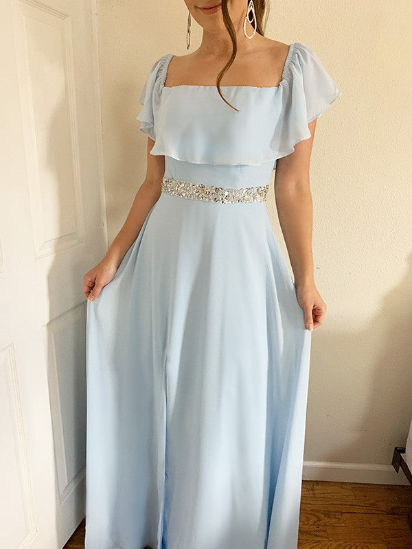 Elegante vestido de fiesta de gasa con hombros descubiertos, cuentas y sin mangas hasta el suelo