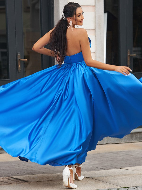 Vestidos de fiesta elegantes de satén con volantes, escote corazón, sin mangas y hasta el suelo