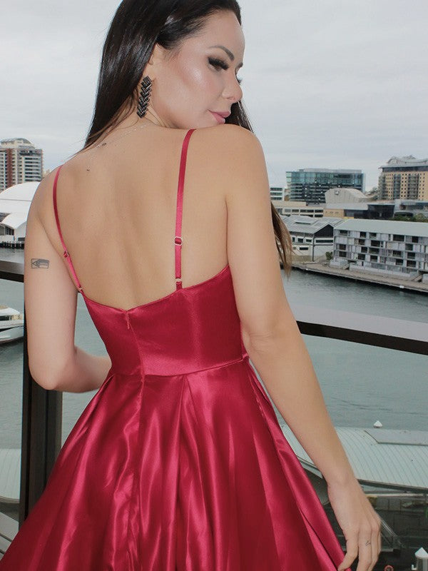 Vestidos de fiesta elegantes de satén con escote en V, sin mangas y volantes, corte A y largo hasta el suelo