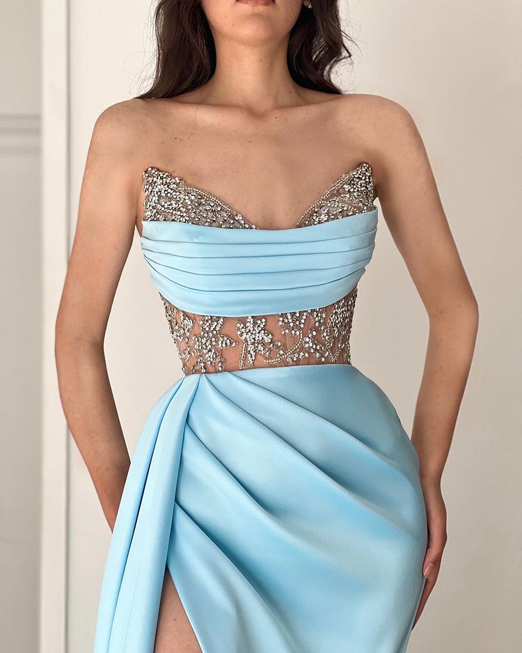 Himmelblaues langes trägerloses Meerjungfrau-Ballkleid mit Perlen und Schlitz
