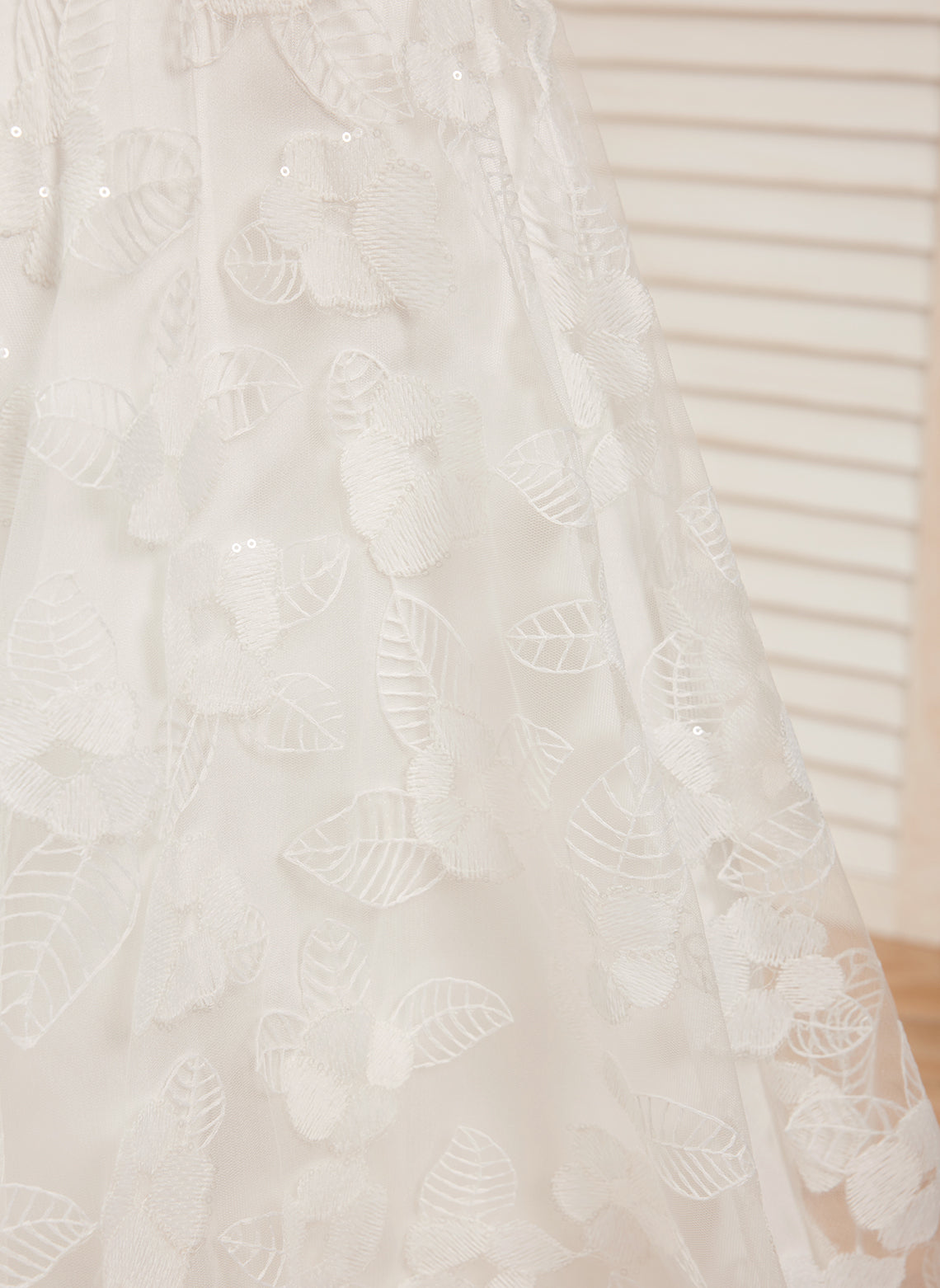 Vestido color marfil de satén con encaje y corte en A hasta el suelo (010146741)