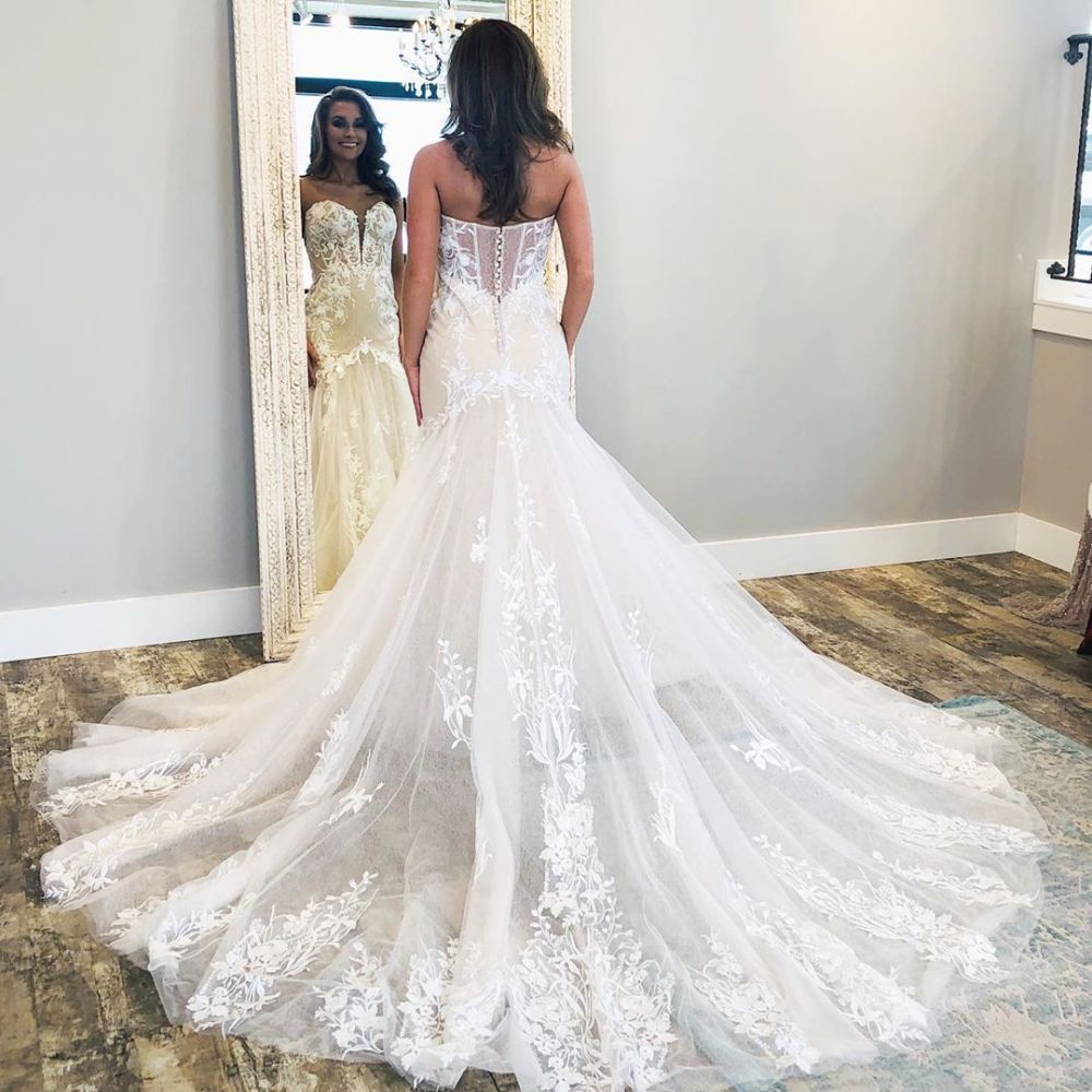 Vestidos de novia de encaje sin mangas con escote en V asequibles