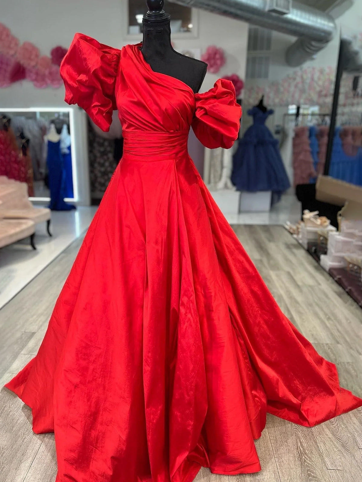 Alan | Fuchsiafarbenes, langes A-Linien-Ballkleid mit One-Shoulder-Träger und Puffärmeln