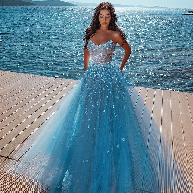 Atractivo vestido de fiesta de tul con cuentas y escote en forma de corazón, sin tirantes