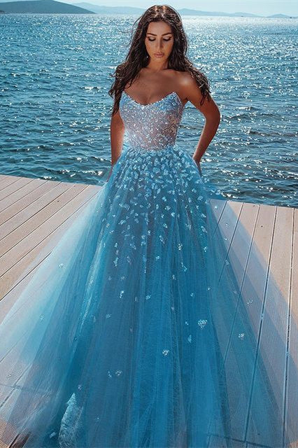 Atractivo vestido de fiesta de tul con cuentas y escote en forma de corazón, sin tirantes