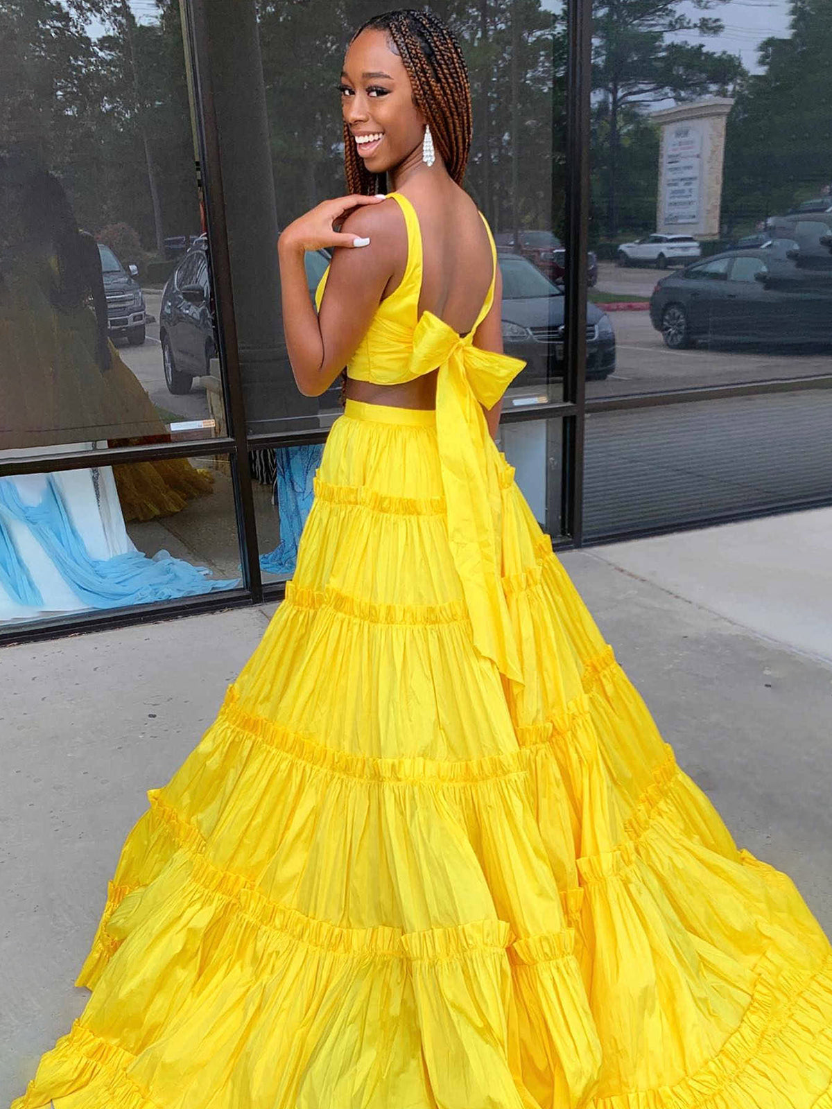 Aloe | Vestido de fiesta amarillo de dos piezas con escote en V, corte A y volantes de tafetán