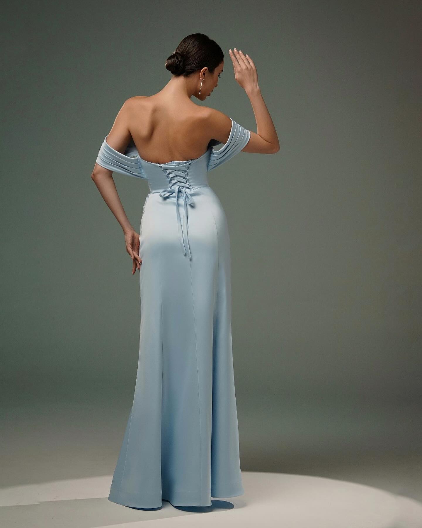 Impresionantes vestidos de fiesta de satén con corte A, hombros descubiertos, sin mangas y abertura frontal