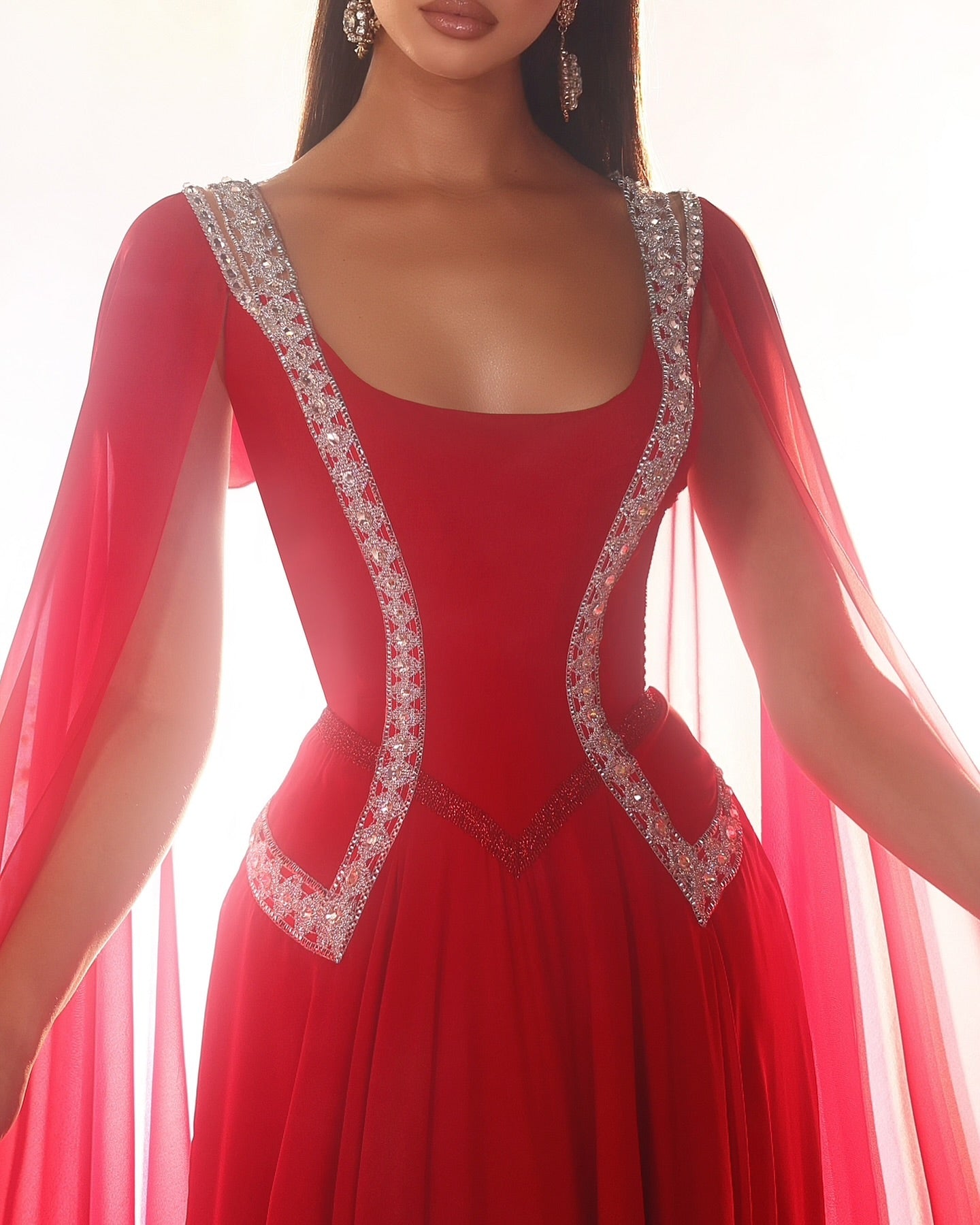 Increíble vestido de fiesta rojo sin mangas con escote en A de tul y volantes