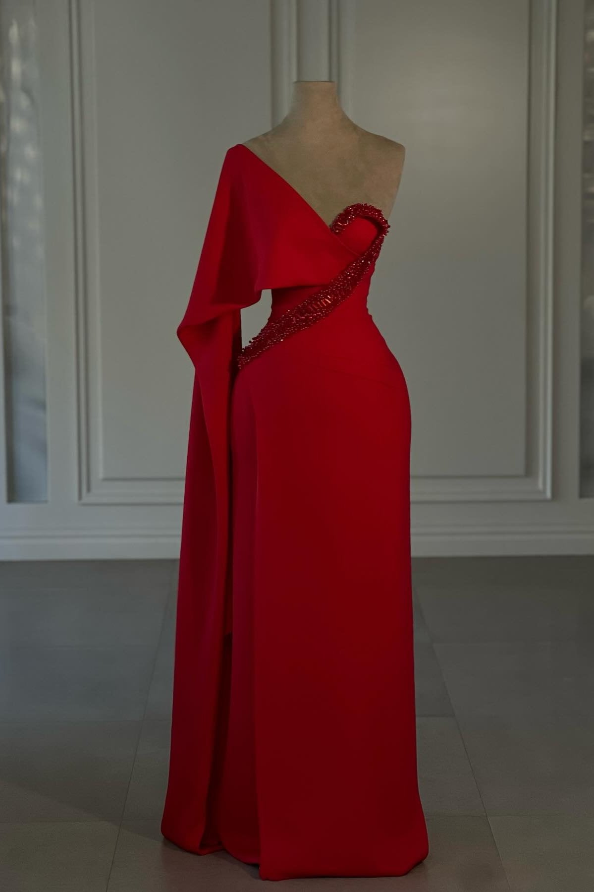 Increíble vestido de fiesta rojo de gasa con un solo hombro y mangas cortas con pedrería