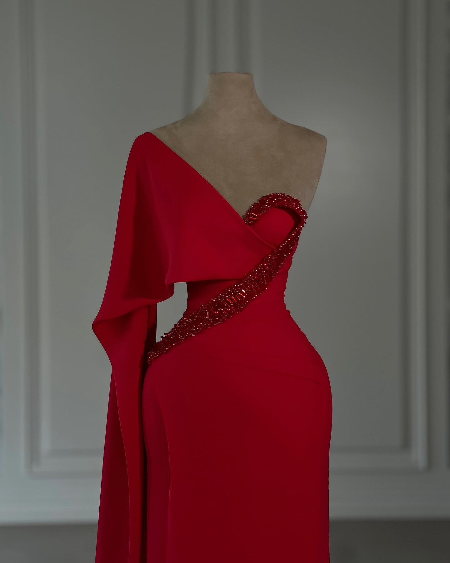 Increíble vestido de fiesta rojo de gasa con un solo hombro y mangas cortas con pedrería