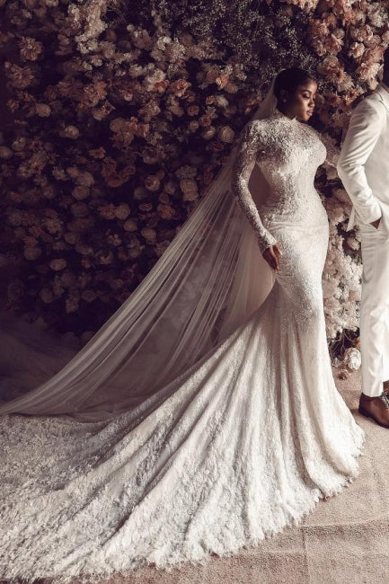 Increíble vestido de novia largo blanco de manga larga con cuello alto y encaje de columna y apliques en la cola