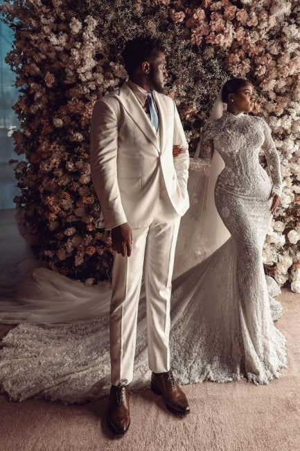Increíble vestido de novia largo blanco de manga larga con cuello alto y encaje de columna y apliques en la cola