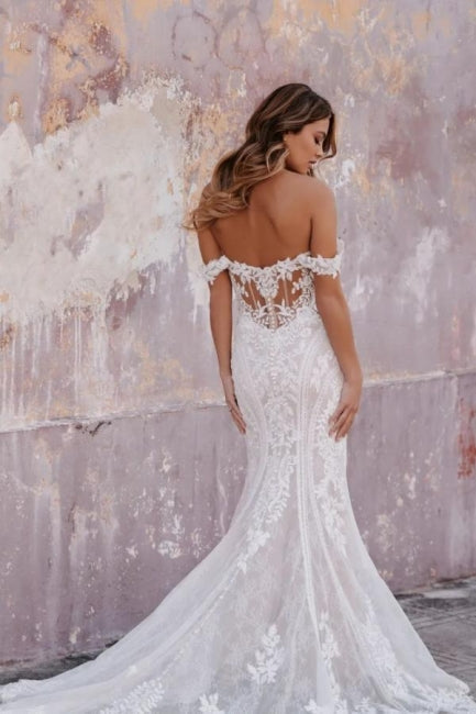 Impresionante vestido de novia blanco sin mangas con escote en forma de corazón, encaje y apliques.