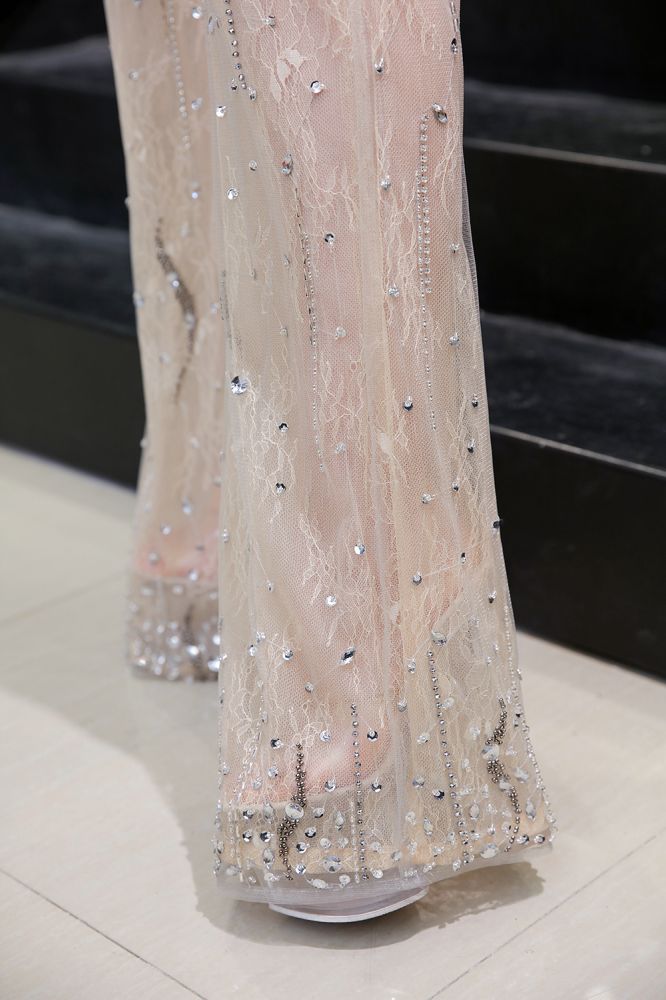 Mono de fiesta sin mangas con cuello alto transparente e ilusión increíble