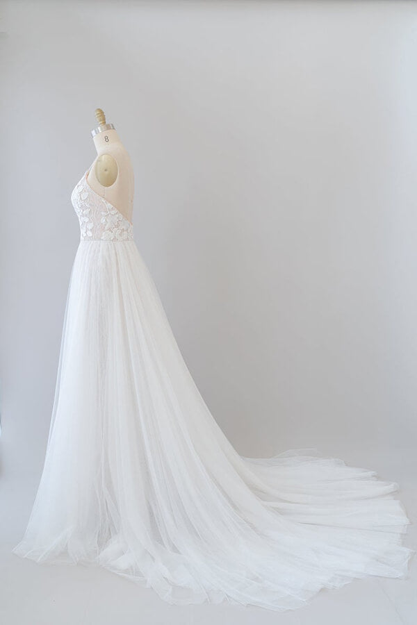 Increíble vestido de novia largo de tul con cola capilla, apliques y espalda descubierta.