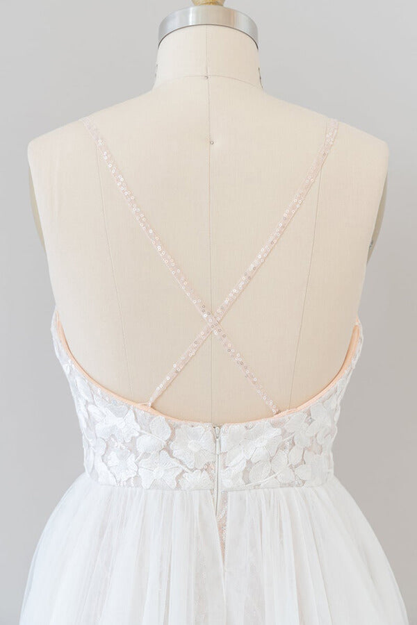 Increíble vestido de novia largo de tul con cola capilla, apliques y espalda descubierta.