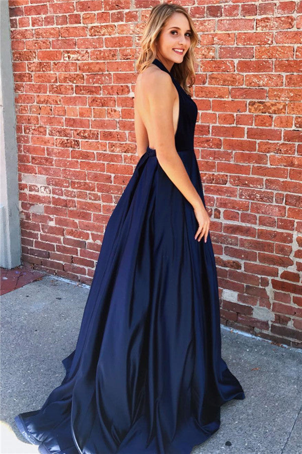 Increíble vestido de fiesta largo con escote halter, fruncido y espalda abierta