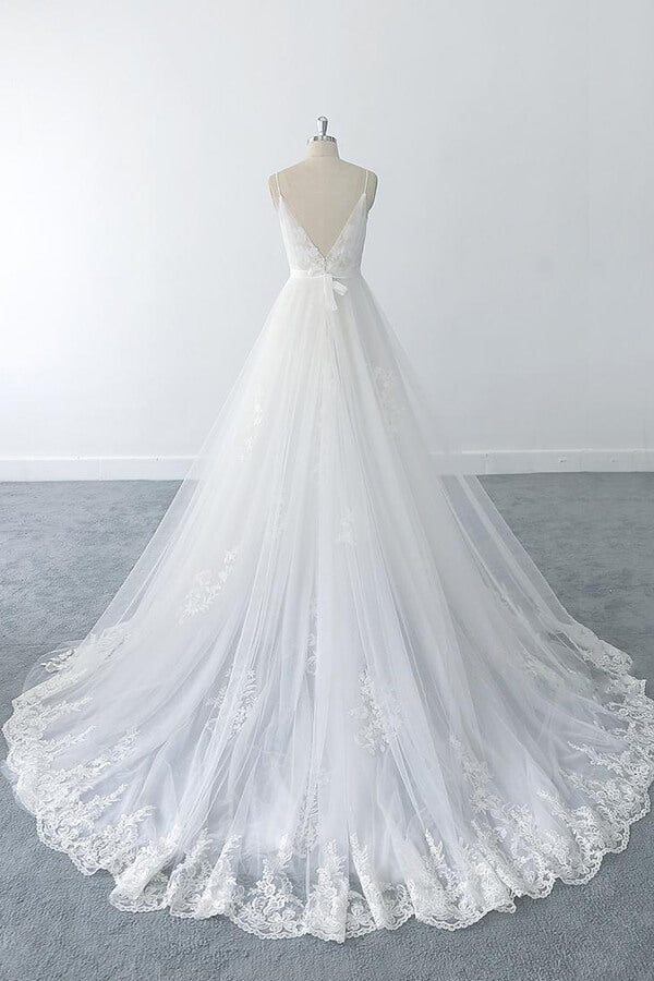 Increíble vestido de novia largo de tul con escote en V, volantes y apliques.