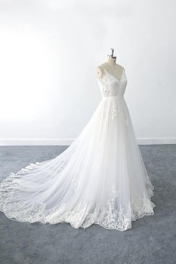Increíble vestido de novia largo de tul con escote en V, volantes y apliques.