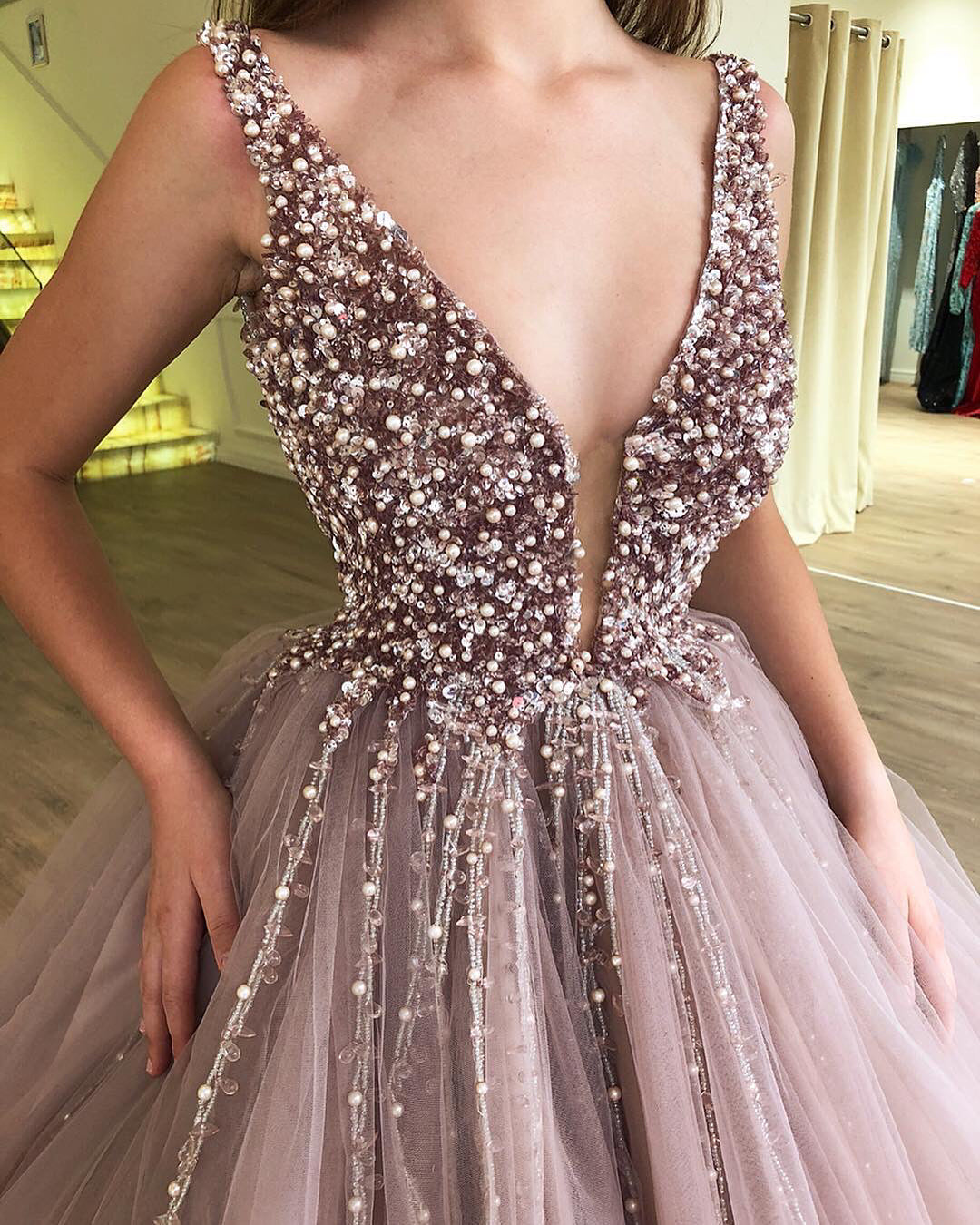 Increíble vestido de fiesta largo de tul con escote en V y cuentas