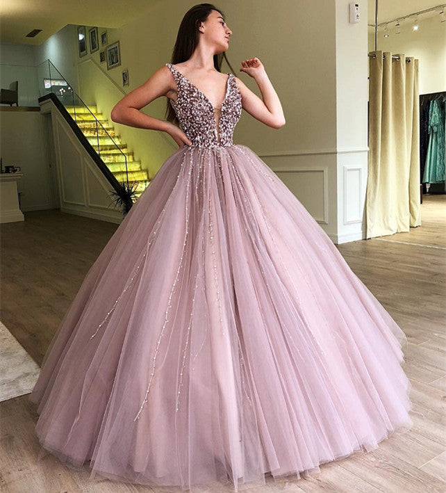Increíble vestido de fiesta largo de tul con escote en V y cuentas