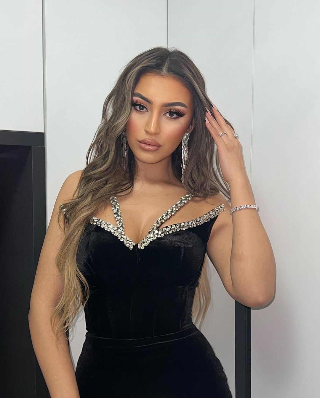 Increíble vestido de fiesta largo negro sin mangas de terciopelo estilo sirena con cristales