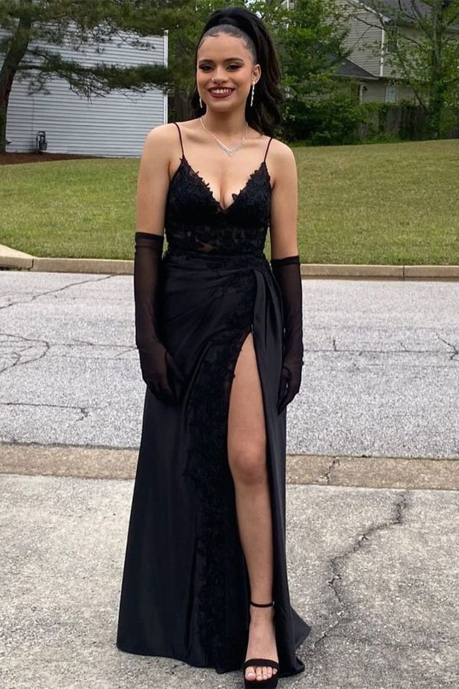 Increíble vestido de fiesta largo negro con escote en V, tirantes finos, encaje, sin mangas y abertura