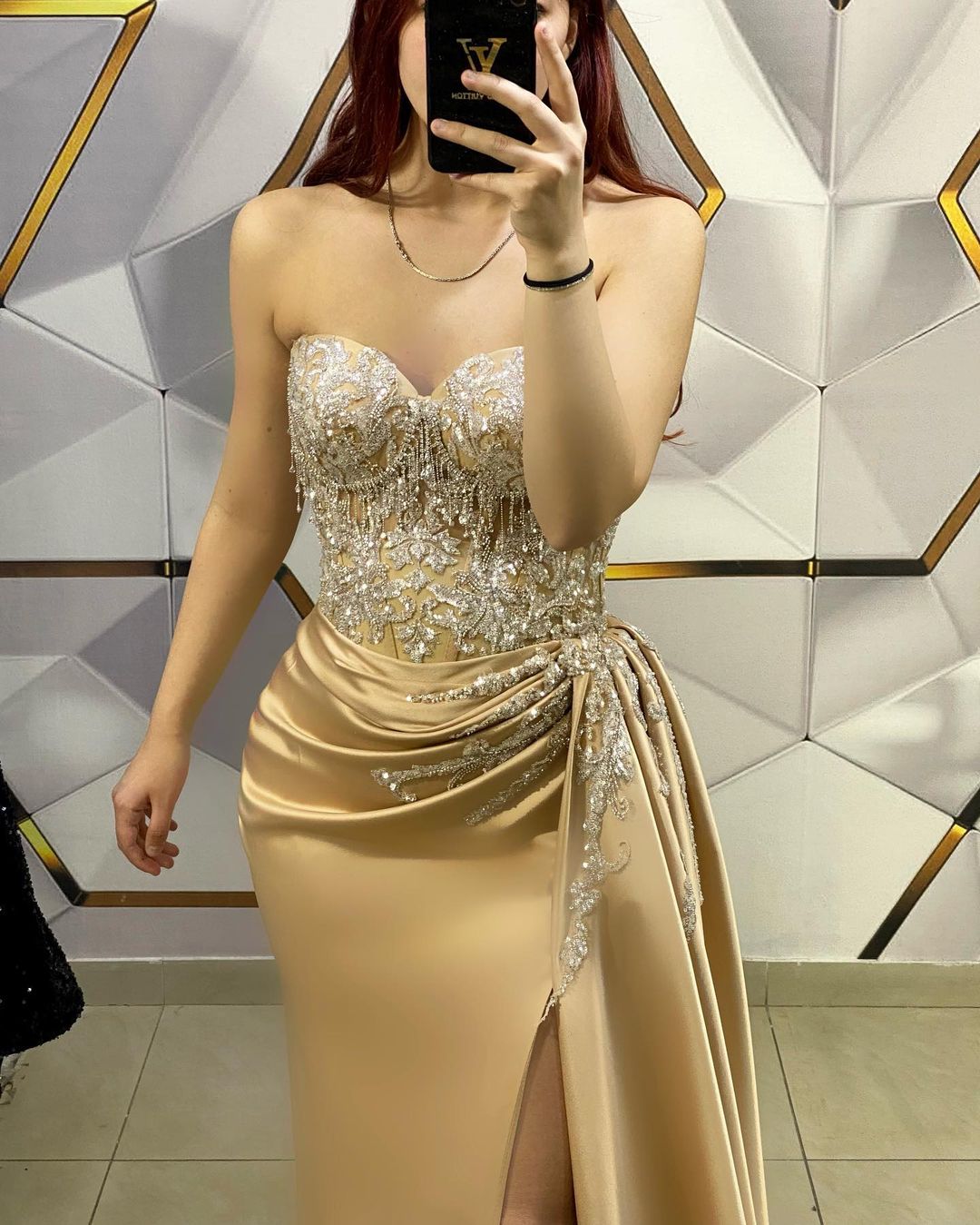 Increíble vestido de fiesta largo color champán sin mangas con encaje y cuentas y abertura