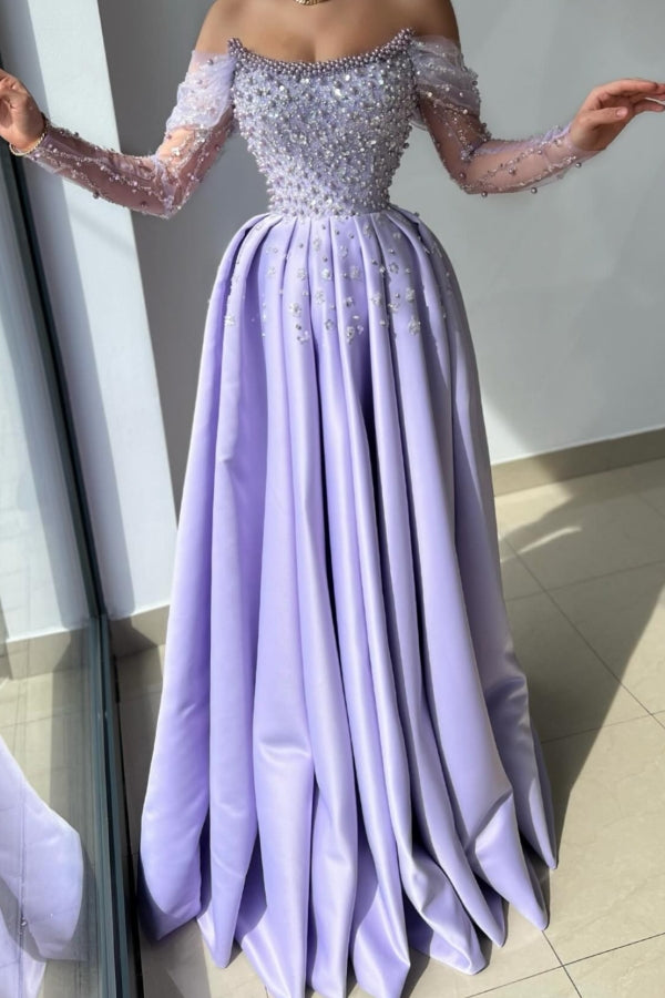 Impresionante vestido de fiesta largo color lila de corte A con hombros descubiertos, pedrería, satén y perlas.