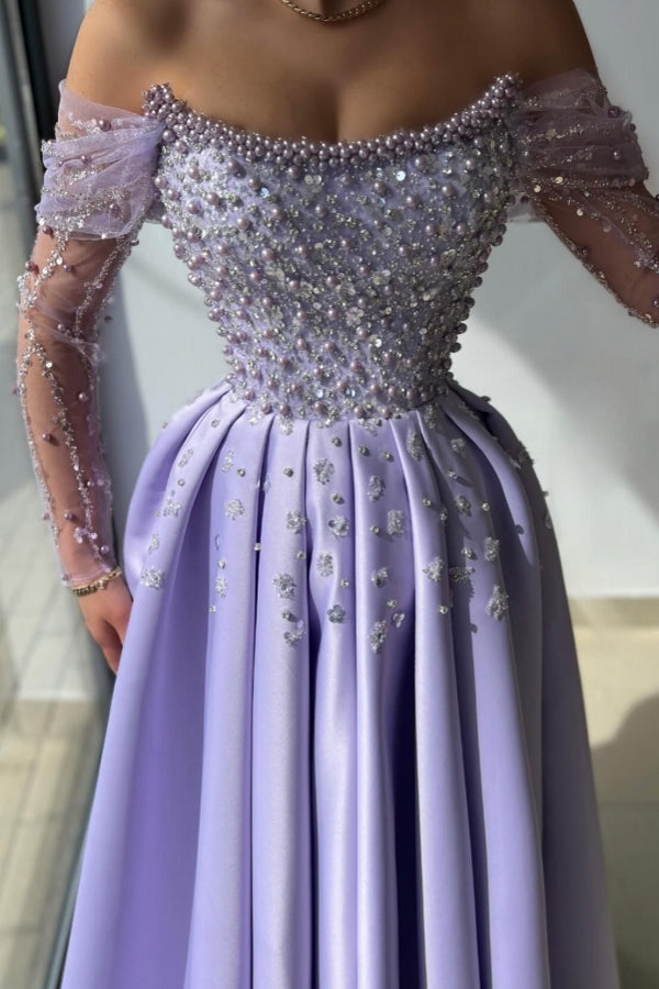 Impresionante vestido de fiesta largo color lila de corte A con hombros descubiertos, pedrería, satén y perlas.