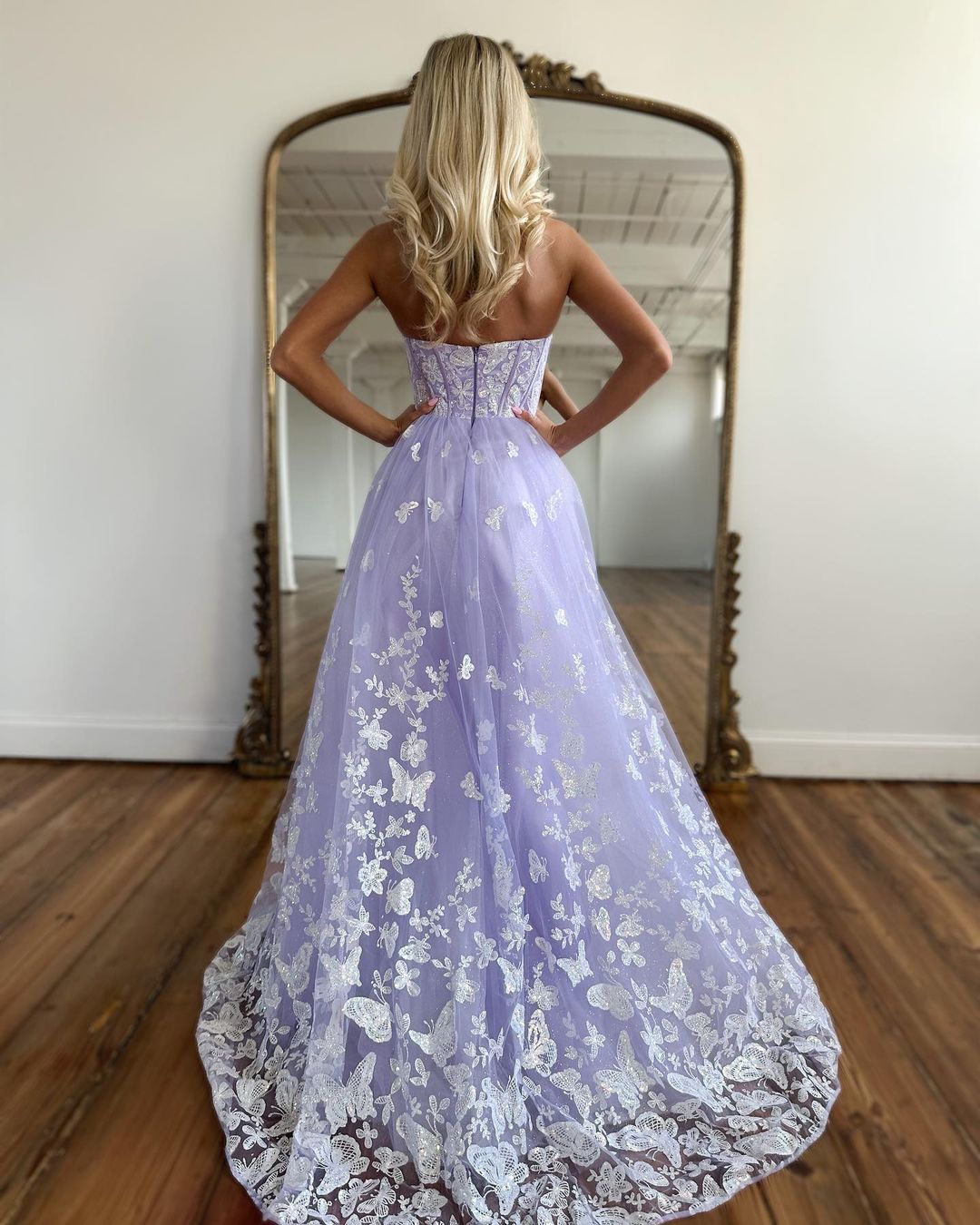 Erstaunliches langes lila A-Linien-Ballkleid mit Herzausschnitt und Spitze