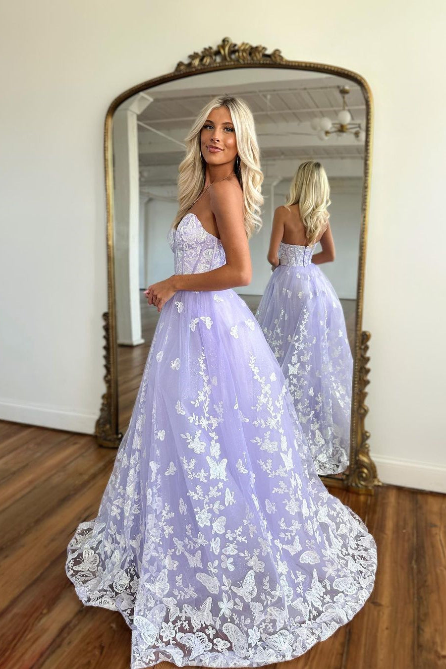 Erstaunliches langes lila A-Linien-Ballkleid mit Herzausschnitt und Spitze
