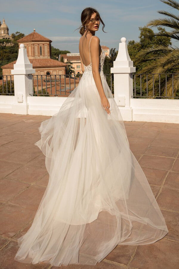 Increíble vestido de novia de tul con cola capilla y espalda abierta y corte sirena largo