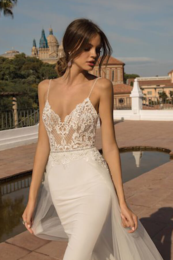 Increíble vestido de novia de tul con cola capilla y espalda abierta y corte sirena largo