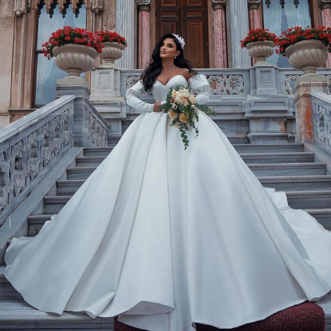 Impresionantes vestidos de novia largos de satén estilo princesa con escote corazón y mangas